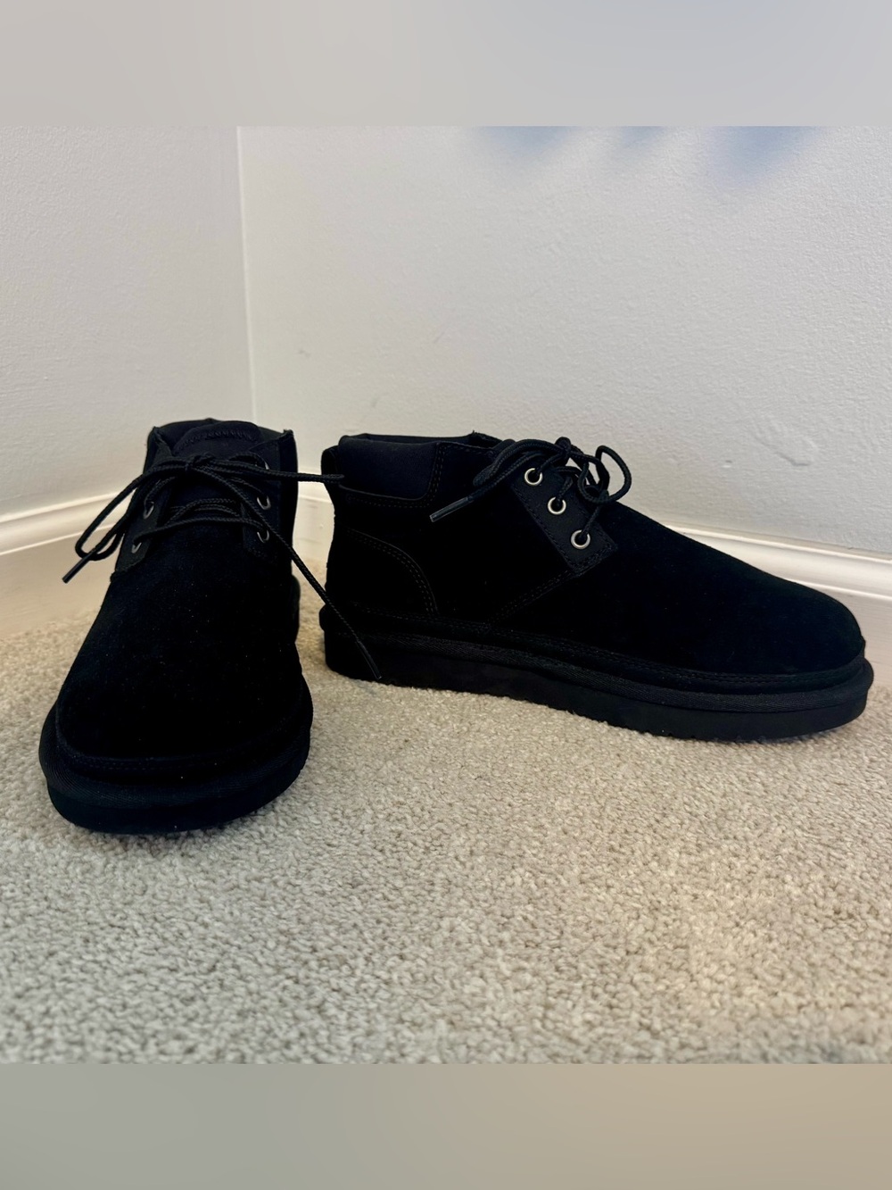 Koolaburra by UGG Boys' Advay Black Suede Boots - size youth 5